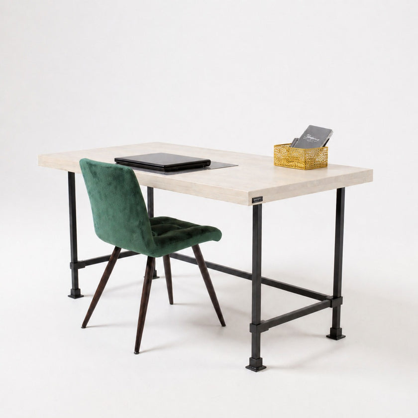 Vintage bureau metaal met wit behandeld vurenhouten blad en zwart stalen frame, licht en modern industrieel bureau