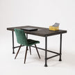 Vintage bureau metaal met zwart gebeitst houten blad en zwart stalen frame, industrieel bureau met robuuste uitstraling