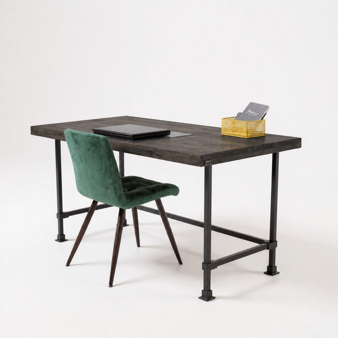 Vintage bureau metaal met zwart gebeitst houten blad en zwart stalen frame, industrieel bureau met robuuste uitstraling