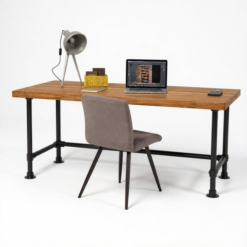 Vintage bureau puur met bruin vurenhouten blad en zwart metalen onderstel, robuust industrieel bureau