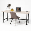 Vintage bureau puur met wit behandeld vurenhouten blad en zwart stalen frame, licht industrieel bureau