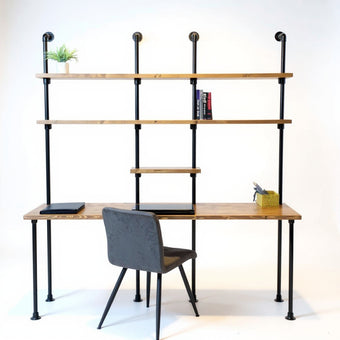 Vintage bureau met schappen van bruin vurenhout en zwart metalen frame, stijlvolle werkplek met warme uitstraling