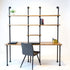 Vintage bureau met schappen van bruin vurenhout en zwart metalen frame, stijlvolle werkplek met warme uitstraling