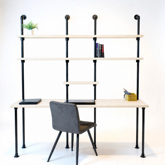 Vintage bureau met schappen van onbehandeld vurenhout en zwart metalen buizen, natuurlijke en robuuste werkplek