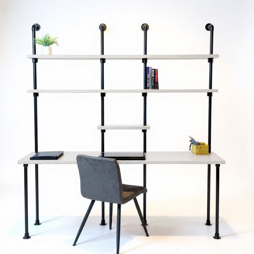 Vintage bureau met wandplanken van wit behandeld vurenhout en zwart stalen frame, minimalistisch en licht design