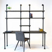 Vintage bureau met wandplanken van zwart gebeitst hout en zwart stalen buizen, modern werkplek design