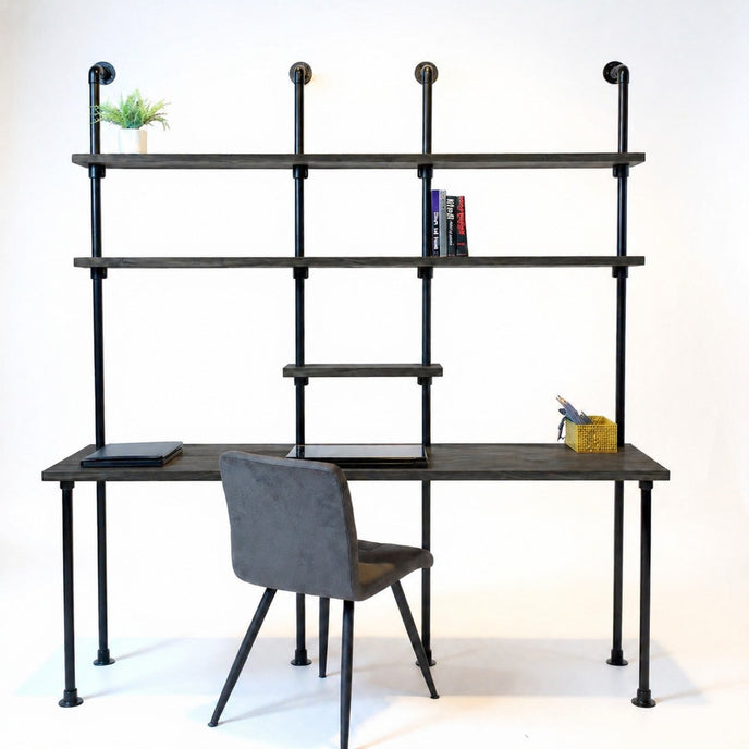 Vintage bureau met wandplanken van zwart gebeitst hout en zwart stalen buizen, modern werkplek design