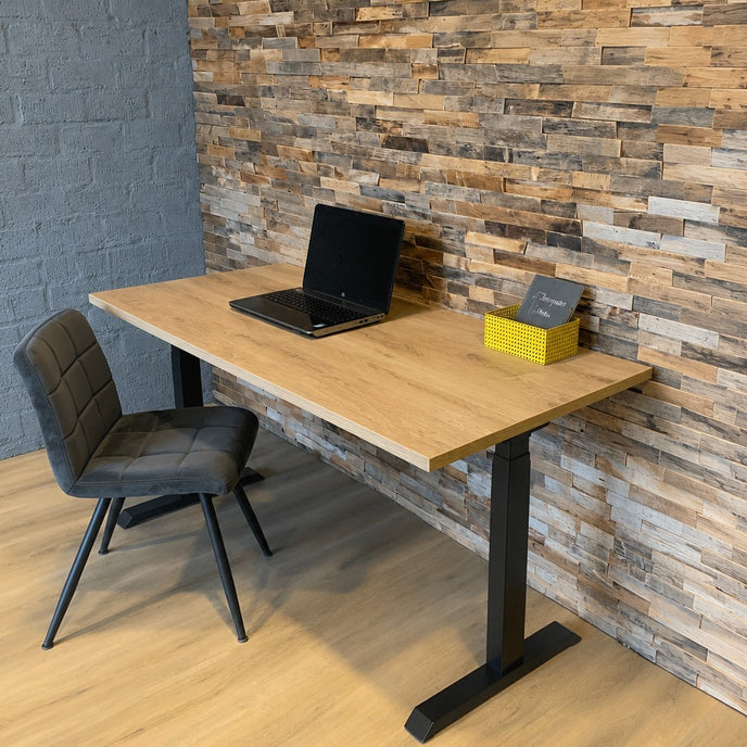Zit sta bureau Beweeg opgesteld in een moderne werkruimte met ergonomische bureaustoel