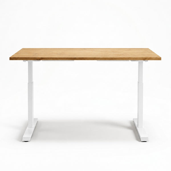 Zit Sta Bureau Elektrisch van Design85 met bruin gebeitst vurenhouten bureaublad en wit elektrisch verstelbaar onderstel.