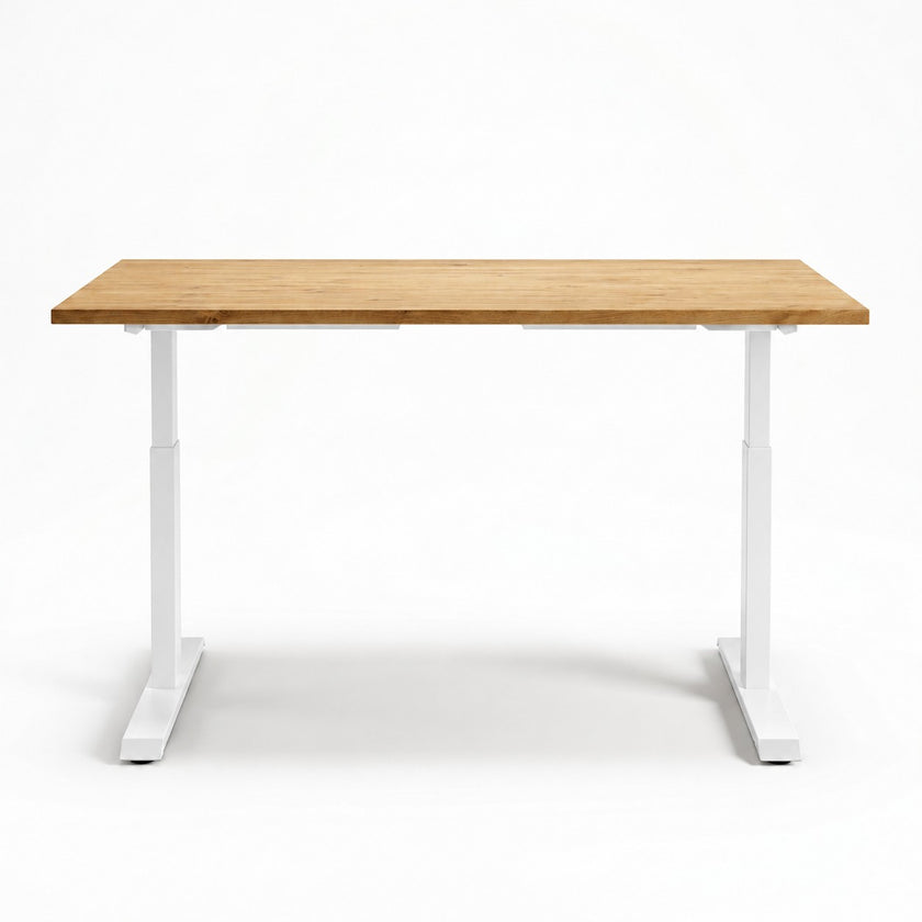 Zit Sta Bureau Elektrisch van Design85 met bruin gebeitst vurenhouten bureaublad en wit elektrisch verstelbaar onderstel.