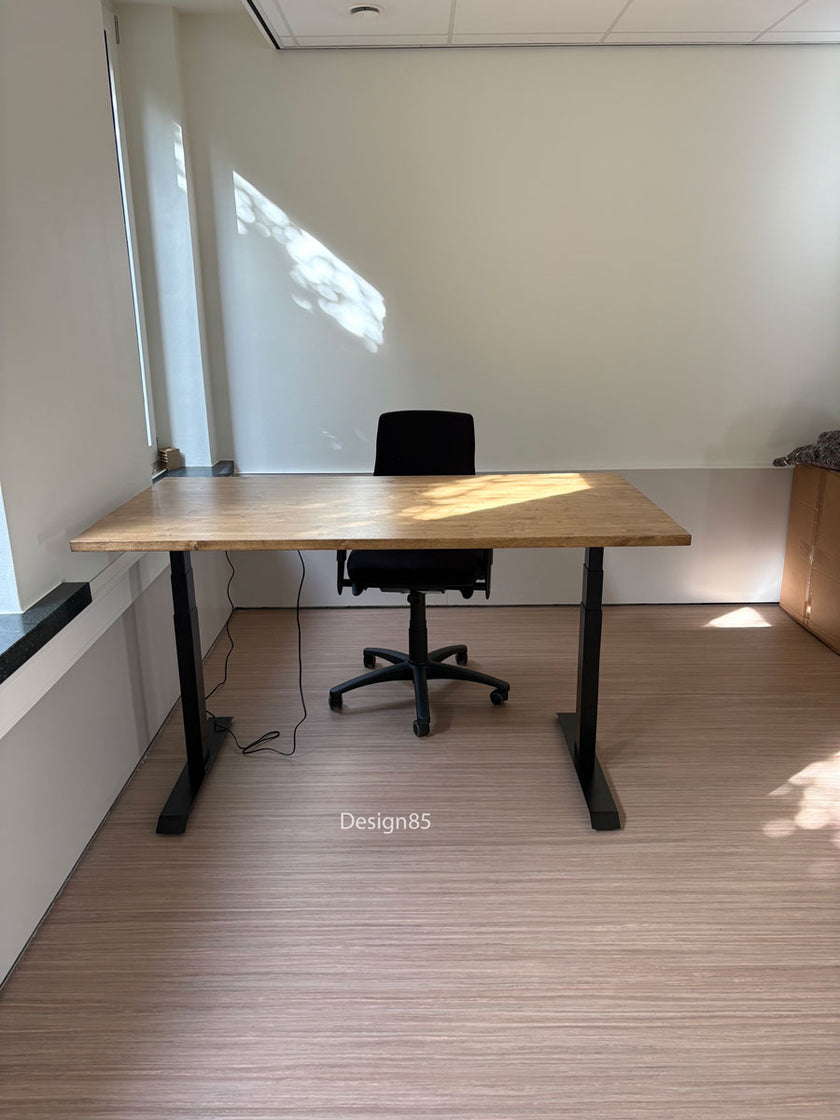Zit sta bureau hout met natuurlijk houten bureaublad en zwart verstelbaar onderstel in een lichte kantoorruimte.
