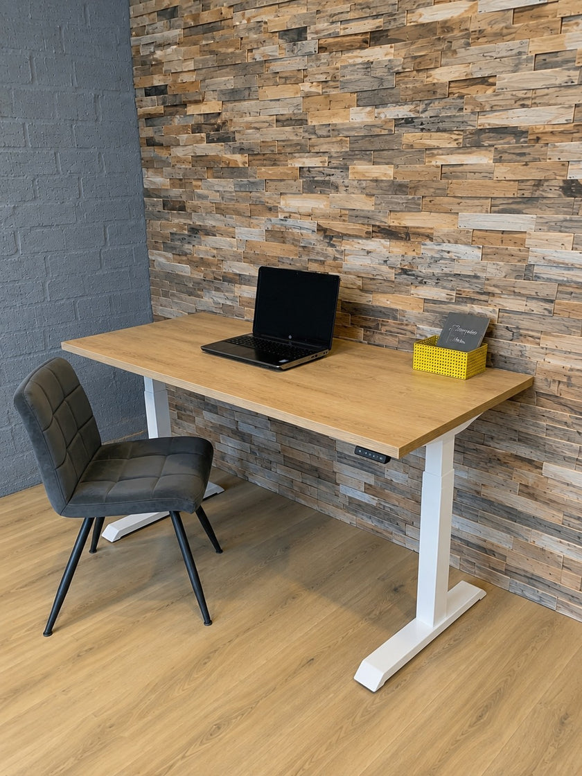 Zit Sta Bureau Wit in stijlvolle kantoorruimte met ergonomische werkplek